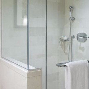 RAHMENLOSES TEMPERIERTE Glastür für Badezimmer